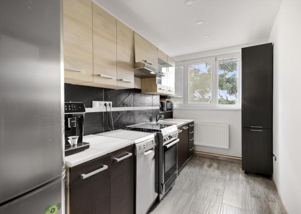 ZNÍŽENÁ CENA!!! SENEC – NA PREDAJ 2 samostatne stojace rodinné domy + podnikateľský priestor na 9,8 à pozemku