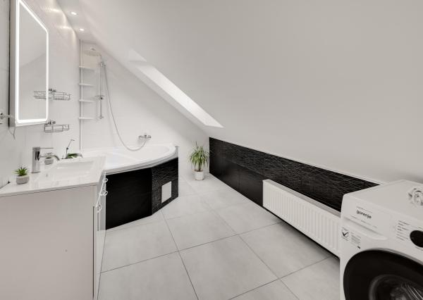 ZNÍŽENÁ CENA!!! SENEC – NA PREDAJ 2 samostatne stojace rodinné domy + podnikateľský priestor na 9,8 à pozemku