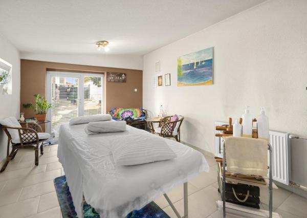 ZNÍŽENÁ CENA!!! SENEC – NA PREDAJ 2 samostatne stojace rodinné domy + podnikateľský priestor na 9,8 à pozemku