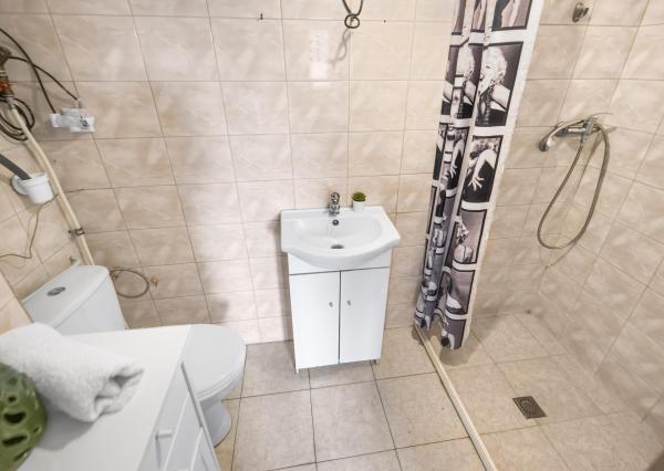 ZNÍŽENÁ CENA!!! SENEC – NA PREDAJ 2 samostatne stojace rodinné domy + podnikateľský priestor na 9,8 à pozemku