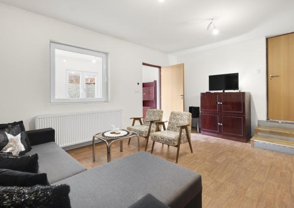 ZNÍŽENÁ CENA!!! SENEC – NA PREDAJ 2 samostatne stojace rodinné domy + podnikateľský priestor na 9,8 à pozemku