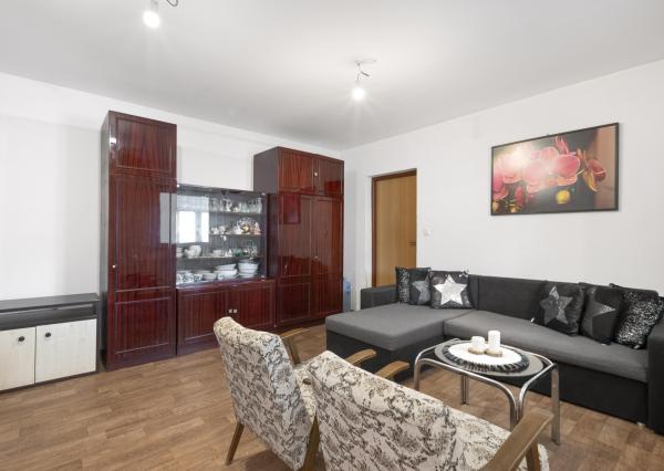 ZNÍŽENÁ CENA!!! SENEC – NA PREDAJ 2 samostatne stojace rodinné domy + podnikateľský priestor na 9,8 à pozemku