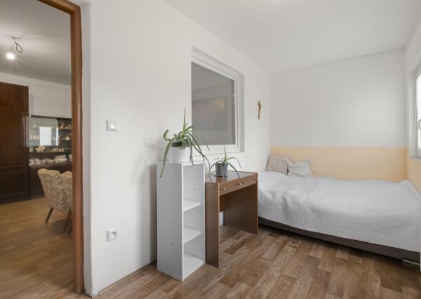 ZNÍŽENÁ CENA!!! SENEC – NA PREDAJ 2 samostatne stojace rodinné domy + podnikateľský priestor na 9,8 à pozemku