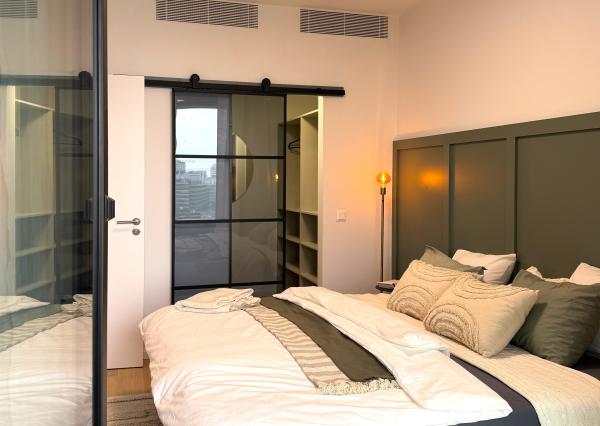 Na PREDAJ unikátny dizajnový 2 izbový byt s loggiou a garážovým státím na 10. posch. v ikonickom SKY PARKu (veža 4)