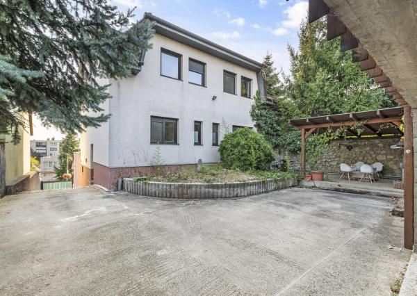 ZNÍŽENÁ CENA!!! SENEC – NA PREDAJ atraktívny, viacgeneračný 6 izbový rodinný dom s priestranným podnikateľským priestorom – polyfunkcia, v lukratívnej a vyhľadávanej časti mesta.