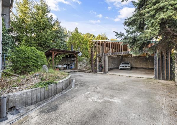 ZNÍŽENÁ CENA!!! SENEC – NA PREDAJ atraktívny, viacgeneračný 6 izbový rodinný dom s priestranným podnikateľským priestorom – polyfunkcia, v lukratívnej a vyhľadávanej časti mesta.