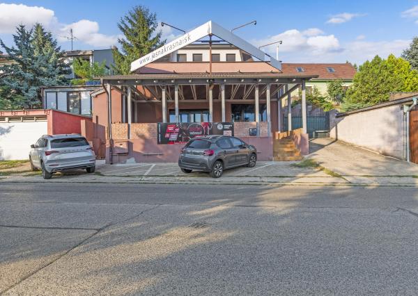 ZNÍŽENÁ CENA!!! SENEC – NA PREDAJ atraktívny, viacgeneračný 6 izbový rodinný dom s priestranným podnikateľským priestorom – polyfunkcia, v lukratívnej a vyhľadávanej časti mesta.