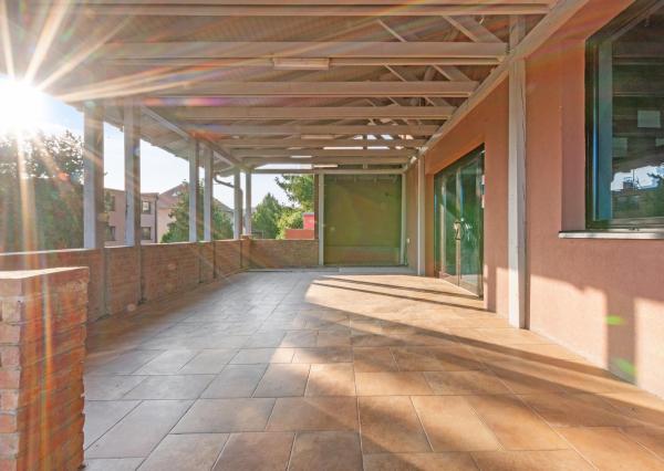 ZNÍŽENÁ CENA!!! SENEC – NA PREDAJ atraktívny, viacgeneračný 6 izbový rodinný dom s priestranným podnikateľským priestorom – polyfunkcia, v lukratívnej a vyhľadávanej časti mesta.