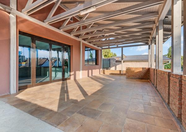 ZNÍŽENÁ CENA!!! SENEC – NA PREDAJ atraktívny, viacgeneračný 6 izbový rodinný dom s priestranným podnikateľským priestorom – polyfunkcia, v lukratívnej a vyhľadávanej časti mesta.