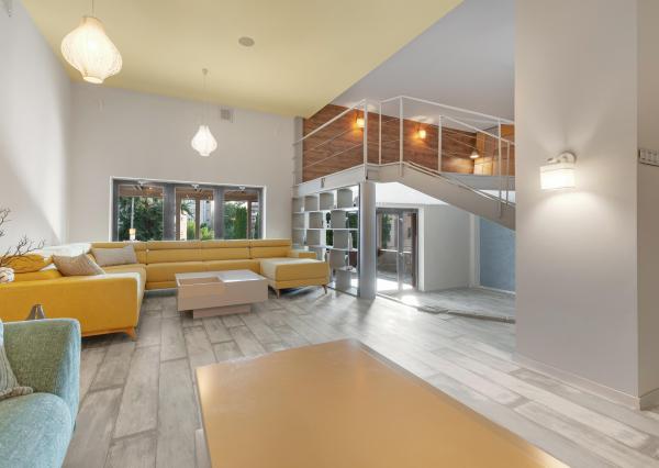 ZNÍŽENÁ CENA!!! SENEC – NA PREDAJ atraktívny, viacgeneračný 6 izbový rodinný dom s priestranným podnikateľským priestorom – polyfunkcia, v lukratívnej a vyhľadávanej časti mesta.