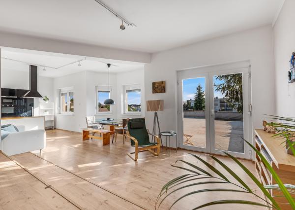 ZNÍŽENÁ CENA!!! SENEC – NA PREDAJ atraktívny, viacgeneračný 6 izbový rodinný dom s priestranným podnikateľským priestorom – polyfunkcia, v lukratívnej a vyhľadávanej časti mesta.