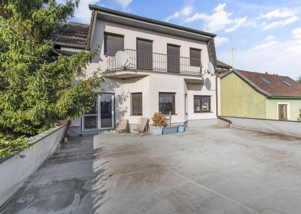 ZNÍŽENÁ CENA!!! SENEC – NA PREDAJ atraktívny, viacgeneračný 6 izbový rodinný dom s priestranným podnikateľským priestorom – polyfunkcia, v lukratívnej a vyhľadávanej časti mesta.