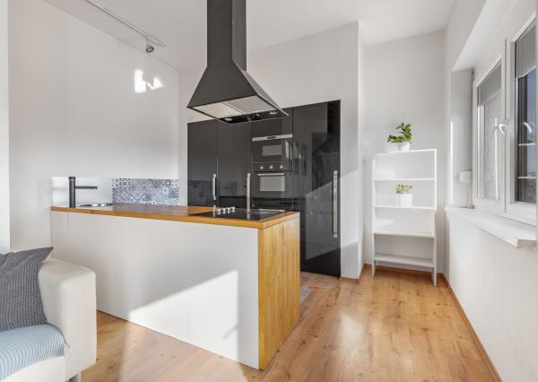 ZNÍŽENÁ CENA!!! SENEC – NA PREDAJ atraktívny, viacgeneračný 6 izbový rodinný dom s priestranným podnikateľským priestorom – polyfunkcia, v lukratívnej a vyhľadávanej časti mesta.