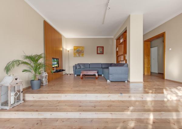 ZNÍŽENÁ CENA!!! SENEC – NA PREDAJ atraktívny, viacgeneračný 6 izbový rodinný dom s priestranným podnikateľským priestorom – polyfunkcia, v lukratívnej a vyhľadávanej časti mesta.