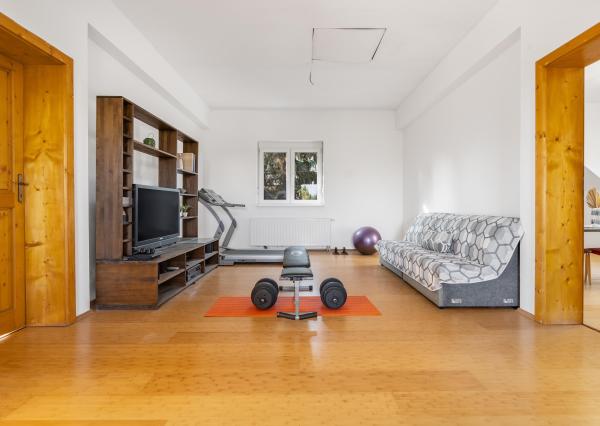 ZNÍŽENÁ CENA!!! SENEC – NA PREDAJ atraktívny, viacgeneračný 6 izbový rodinný dom s priestranným podnikateľským priestorom – polyfunkcia, v lukratívnej a vyhľadávanej časti mesta.