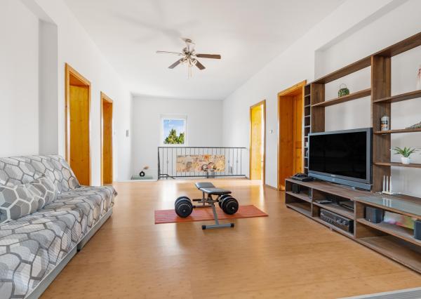 ZNÍŽENÁ CENA!!! SENEC – NA PREDAJ atraktívny, viacgeneračný 6 izbový rodinný dom s priestranným podnikateľským priestorom – polyfunkcia, v lukratívnej a vyhľadávanej časti mesta.