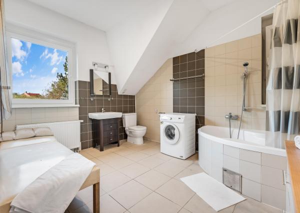 ZNÍŽENÁ CENA!!! SENEC – NA PREDAJ atraktívny, viacgeneračný 6 izbový rodinný dom s priestranným podnikateľským priestorom – polyfunkcia, v lukratívnej a vyhľadávanej časti mesta.