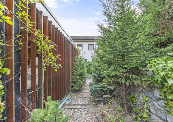 ZNÍŽENÁ CENA!!! SENEC – NA PREDAJ atraktívny, viacgeneračný 6 izbový rodinný dom s priestranným podnikateľským priestorom – polyfunkcia, v lukratívnej a vyhľadávanej časti mesta.