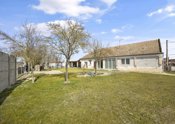 REZERVOVANÉ JELKA, okr. Galanta - NA PREDAJ samostatný rodinný dom s veľkou perspektívou