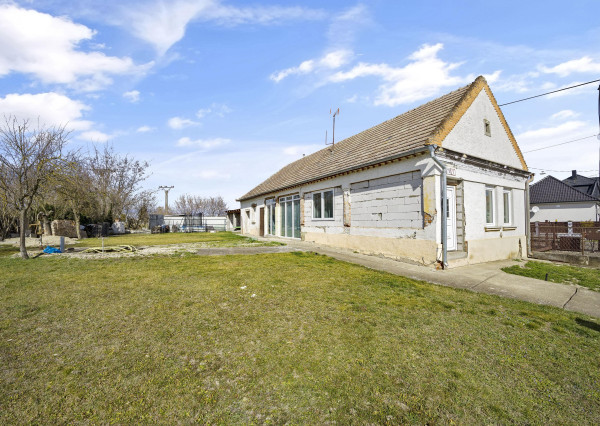 REZERVOVANÉ JELKA, okr. Galanta - NA PREDAJ samostatný rodinný dom s veľkou perspektívou