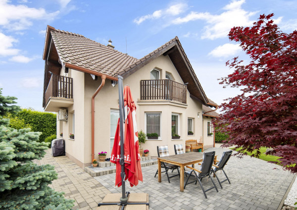 Priestranný  5-izbový rodinný dom s garážou a krásnym pozemkom na predaj, Senec