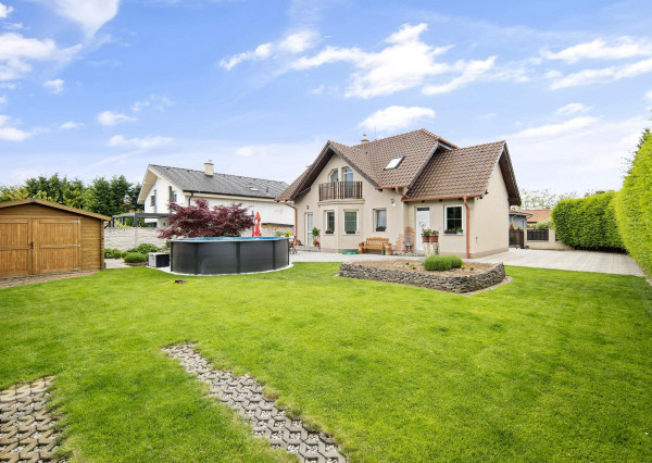 Priestranný  5-izbový rodinný dom s garážou a krásnym pozemkom na predaj, Senec