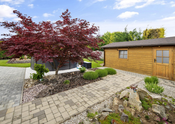 Priestranný  5-izbový rodinný dom s garážou a krásnym pozemkom na predaj, Senec