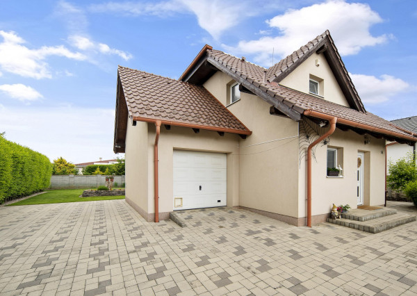 Priestranný  5-izbový rodinný dom s garážou a krásnym pozemkom na predaj, Senec