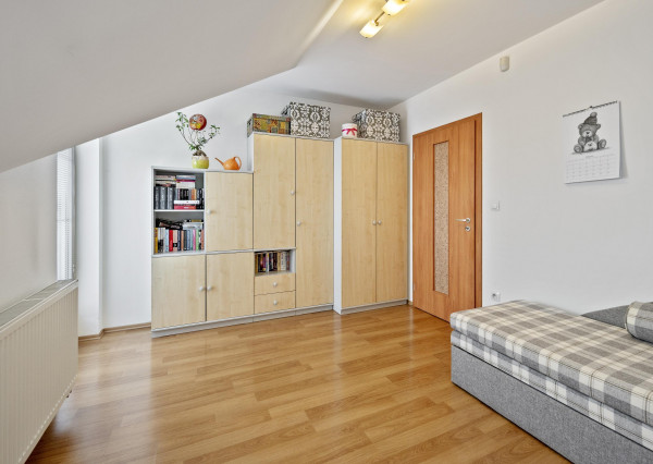 Priestranný  5-izbový rodinný dom s garážou a krásnym pozemkom na predaj, Senec