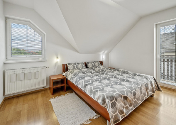 Priestranný  5-izbový rodinný dom s garážou a krásnym pozemkom na predaj, Senec