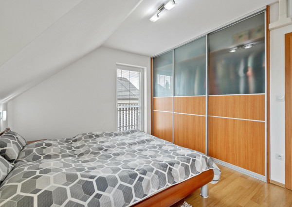 Priestranný  5-izbový rodinný dom s garážou a krásnym pozemkom na predaj, Senec