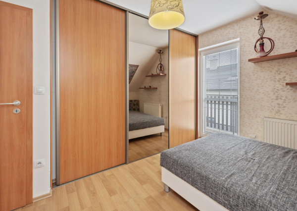 Priestranný  5-izbový rodinný dom s garážou a krásnym pozemkom na predaj, Senec