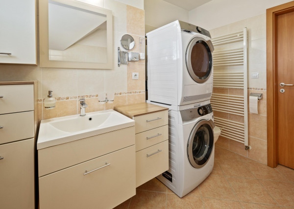 Priestranný  5-izbový rodinný dom s garážou a krásnym pozemkom na predaj, Senec