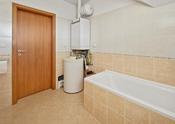 Priestranný  5-izbový rodinný dom s garážou a krásnym pozemkom na predaj, Senec