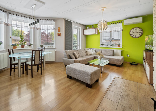 Priestranný  5-izbový rodinný dom s garážou a krásnym pozemkom na predaj, Senec