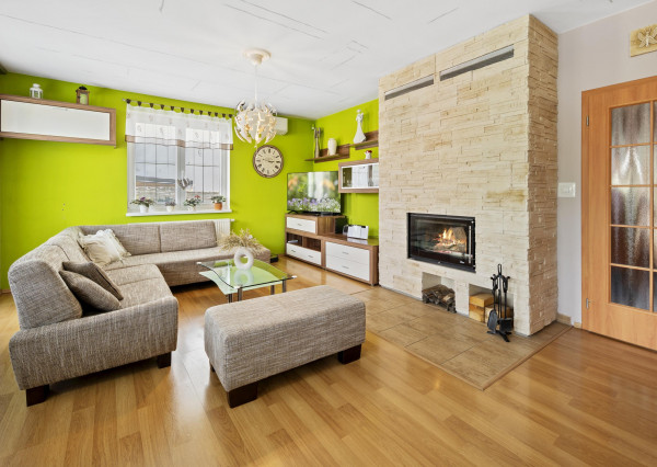 Priestranný  5-izbový rodinný dom s garážou a krásnym pozemkom na predaj, Senec