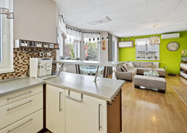 Priestranný  5-izbový rodinný dom s garážou a krásnym pozemkom na predaj, Senec