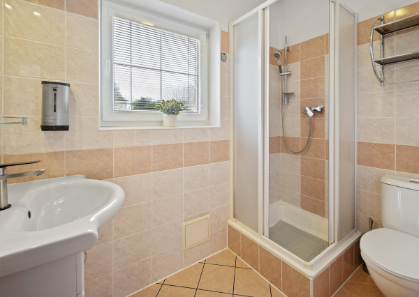 Priestranný  5-izbový rodinný dom s garážou a krásnym pozemkom na predaj, Senec