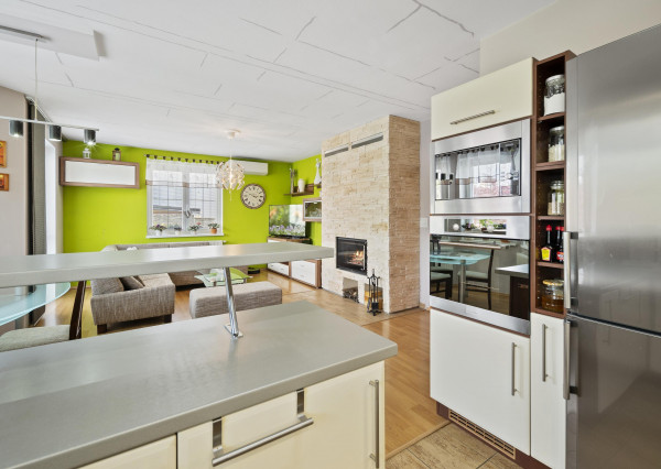 Priestranný  5-izbový rodinný dom s garážou a krásnym pozemkom na predaj, Senec