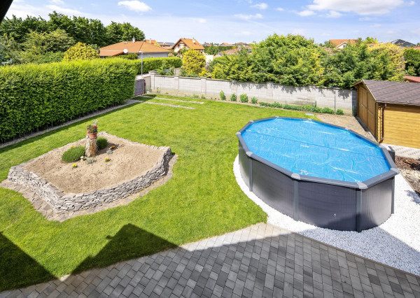 Priestranný  5-izbový rodinný dom s garážou a krásnym pozemkom na predaj, Senec