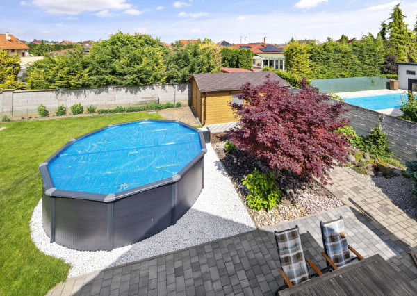 Priestranný  5-izbový rodinný dom s garážou a krásnym pozemkom na predaj, Senec