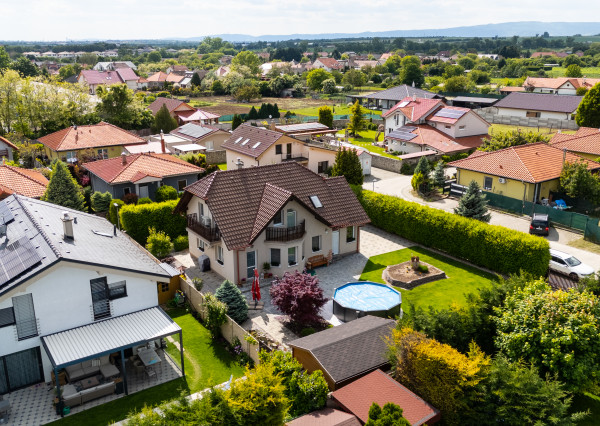 Priestranný  5-izbový rodinný dom s garážou a krásnym pozemkom na predaj, Senec