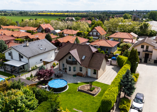 Priestranný  5-izbový rodinný dom s garážou a krásnym pozemkom na predaj, Senec
