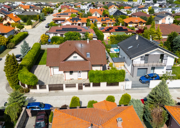 Priestranný  5-izbový rodinný dom s garážou a krásnym pozemkom na predaj, Senec