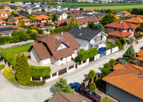 Priestranný  5-izbový rodinný dom s garážou a krásnym pozemkom na predaj, Senec