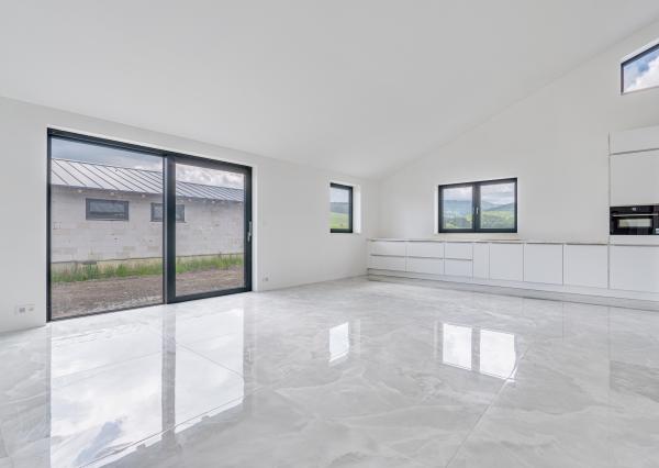 Na predaj 3 moderné nízkoenergetické rodinné domy v obci Valča