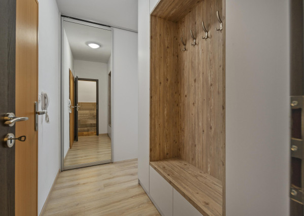 Krásny moderný 2-izbový byt v novostavbe s parkovacím státim na predaj – Slovenský Grob