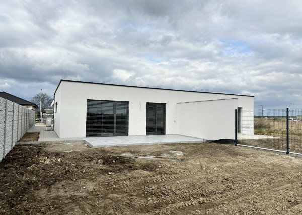 REZERVOVANÉ - Na predaj moderný 4-izbový rodinný dom s tepelným čerpadlom v obci Jablonec