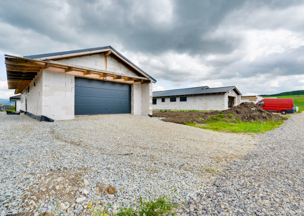 Na predaj 3 moderné nízkoenergetické rodinné domy v obci Valča