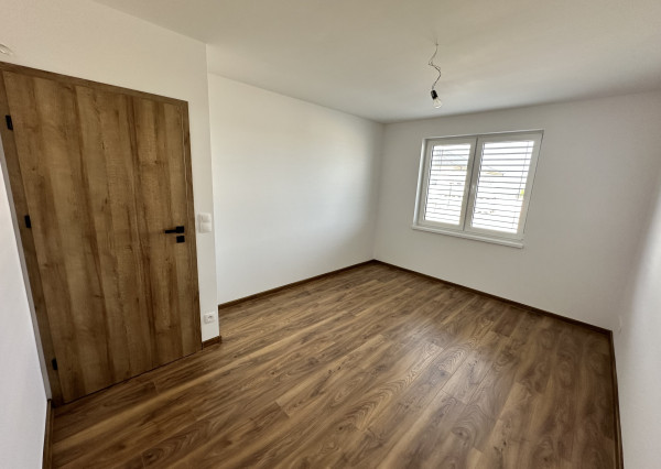 Na predaj moderný 4-izbový rodinný dom s tepelným čerpadlom v obci Jablonec